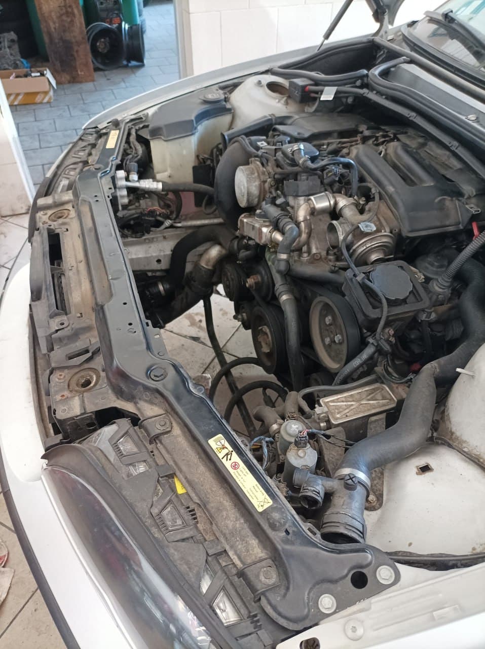 Motorový prostor vozidla připravený k elektronické diagnostice