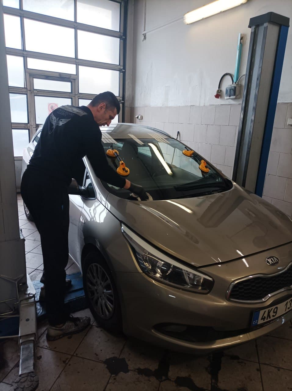 Technik pracující na interiéru vozidla v dílně