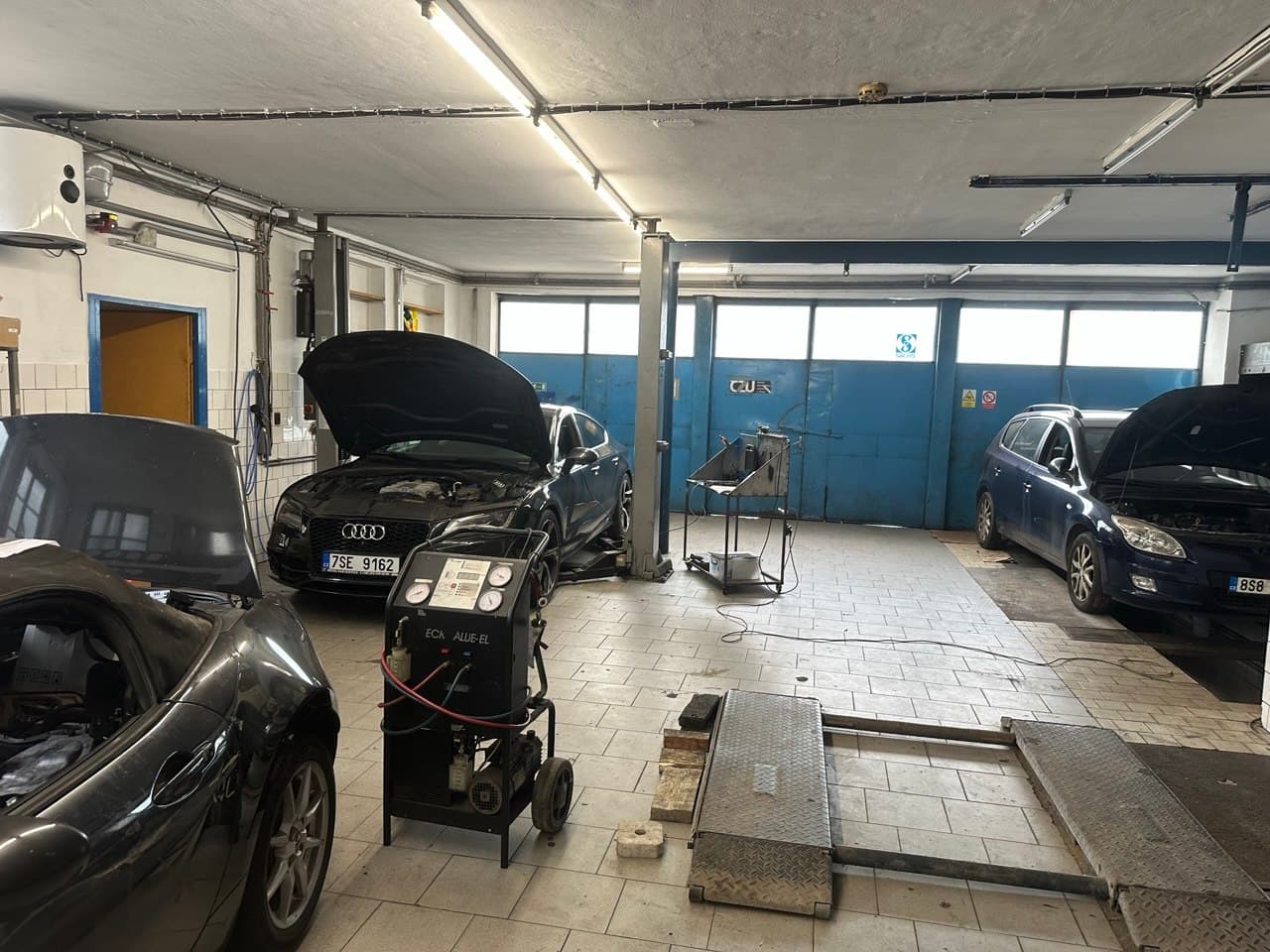 Servisní stanice klimatizace v dílně autoservisu