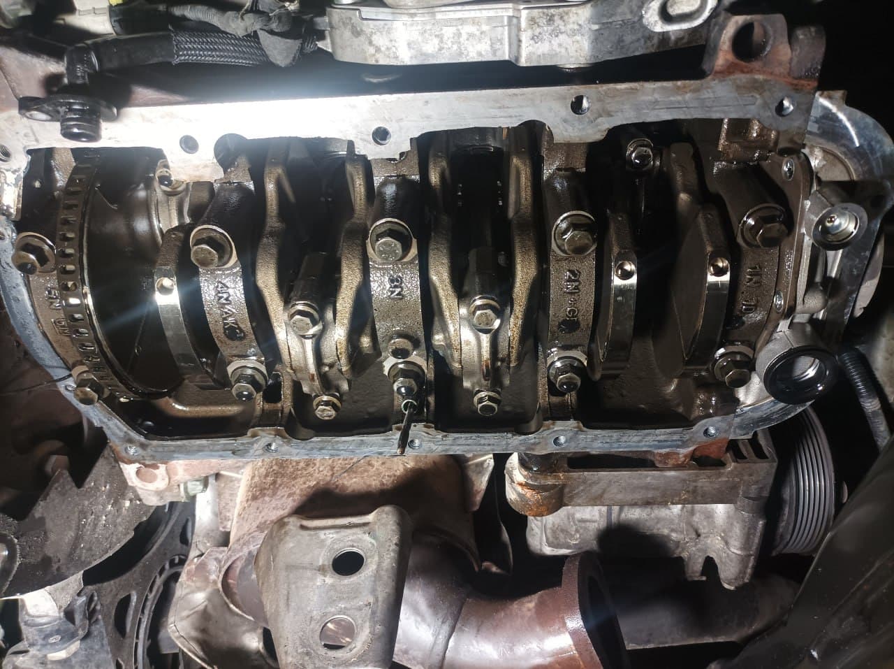 Blok motoru s klikovým mechanismem při generální opravě